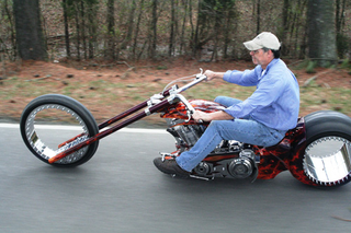 Illustration for article titled Hubless Monster Motorcycle Rolls Without Spokes